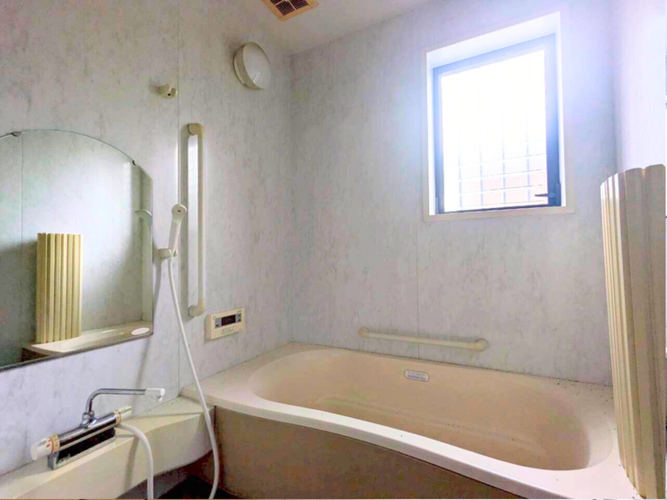 窓付きで明るい浴室!換気も良く、いつも清潔な空間をキープ!