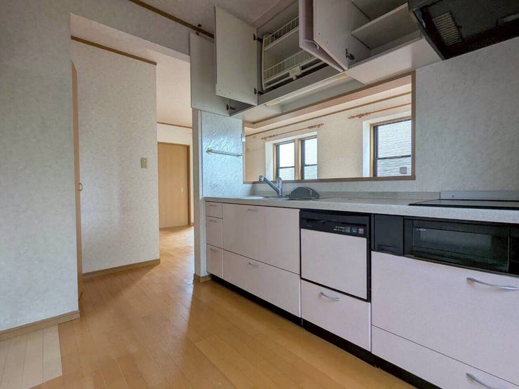 収納たっぷりのシステムキッチン!調理器具もスッキリ片付きます。