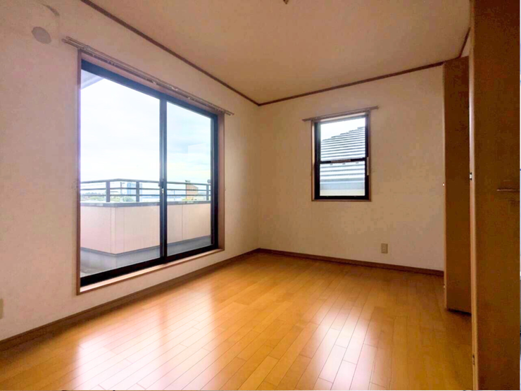 広々としたバルコニーに面した洋室!開放感あふれるプライベート空間!