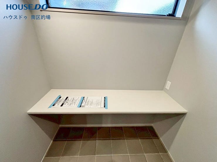 アイロンがけなどの家事スペースとして使えるカウンター。