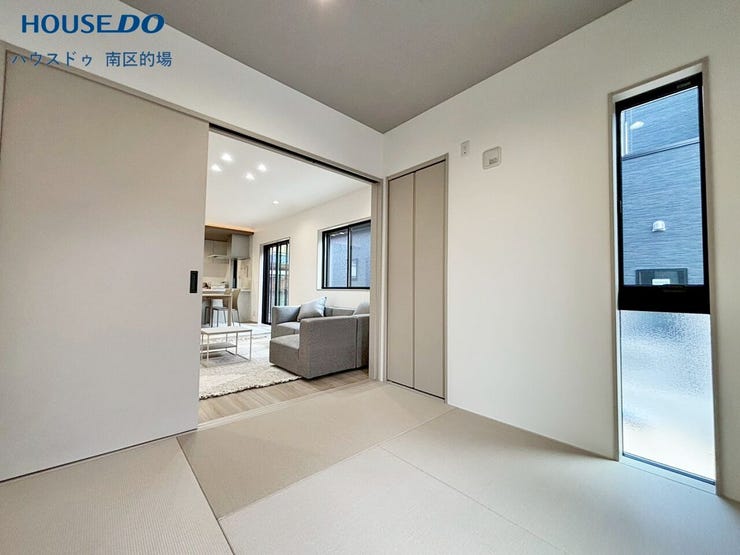 縁なし畳がモダンでリビングのフローリングと調和します。冬にはこたつを置くこともできます。