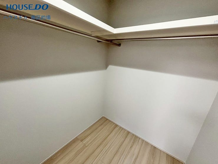 ウォークインクローゼットはお洋服はもちろんバッグや帽子を収納できる上部棚があり、たっぷりと収納できるのでシーズンごとに衣替えをする必要がありません。