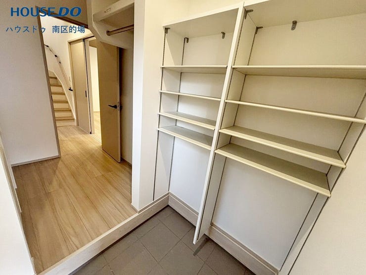 シューズクロークは玄関を入ってすぐにベビーカーやアウトドアグッズなどサッと収納でき玄関を広く使えます。