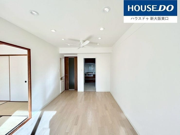 11.8帖のLDKで、奥に独立キッチンスペースです。
左手は6帖の和室です。