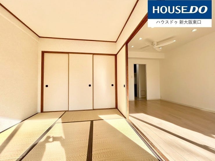 西向きのバルコニーがある和室です。
隣はLDKです。