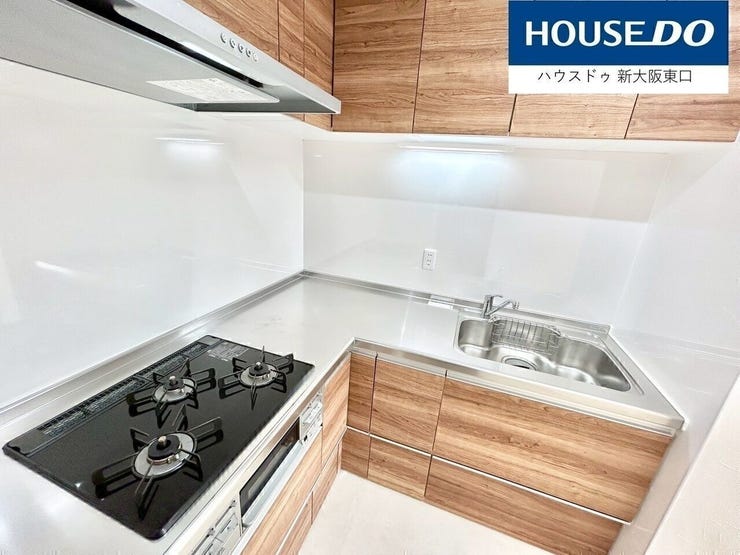 三口コンロ・グリル付きのL字型システムキッチン