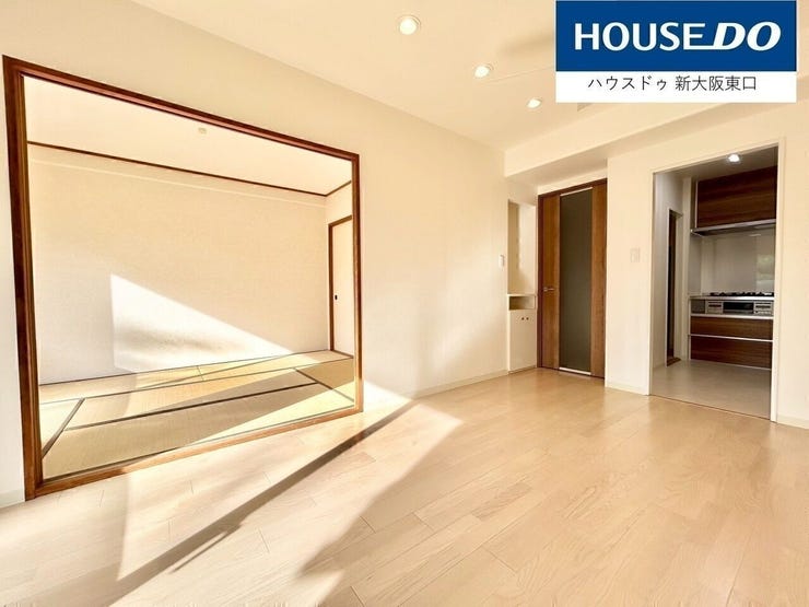 11.8帖のLDKで、奥に独立キッチンスペースです。
左手は6帖の和室です。