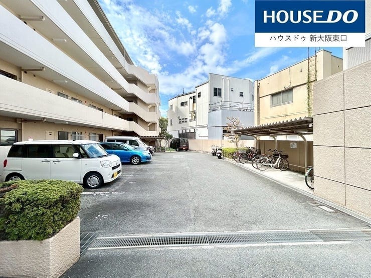 敷地内の駐車場と駐輪場です。