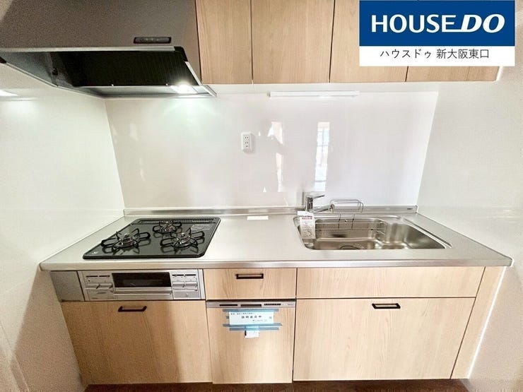 食器乾燥機・三口コンロ・グリル付きのシステムキッチンです。