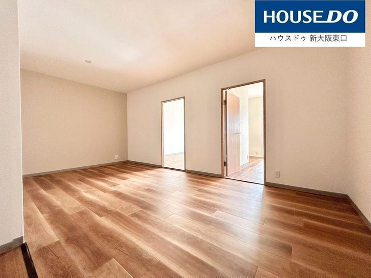 14.5帖の広々LDK
壁付けキッチンなのでより広くお使い頂けます。
左奥は6.5帖の寝室です。
右に5帖の洋室があります。