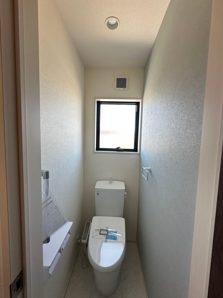 節水省エネ仕様の暖房便座付きシャワートイレ。