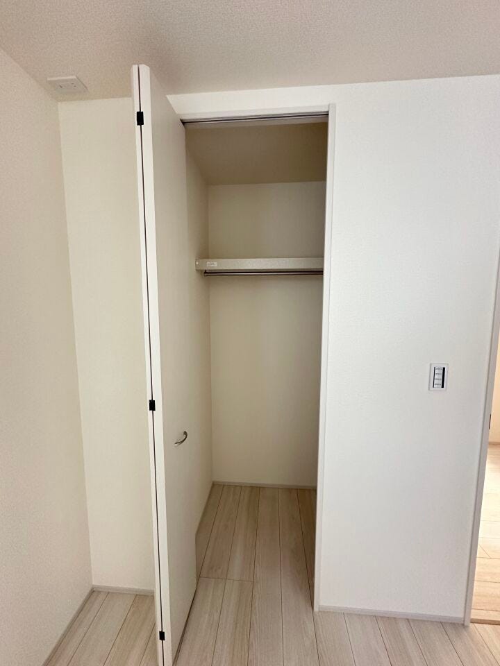 すべての洋室には、たっぷり収納できるクローゼットが設置してあります。
