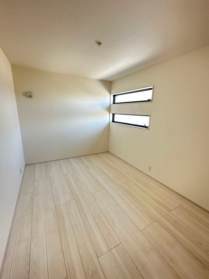 窓は遮熱断熱の複層ガラスを使用。断熱性能に優れ、夏の暑さや冬の寒さをやわらげます。