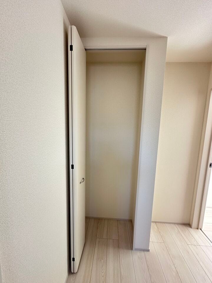 すべての洋室には、たっぷり収納できるクローゼットが設置してあります。