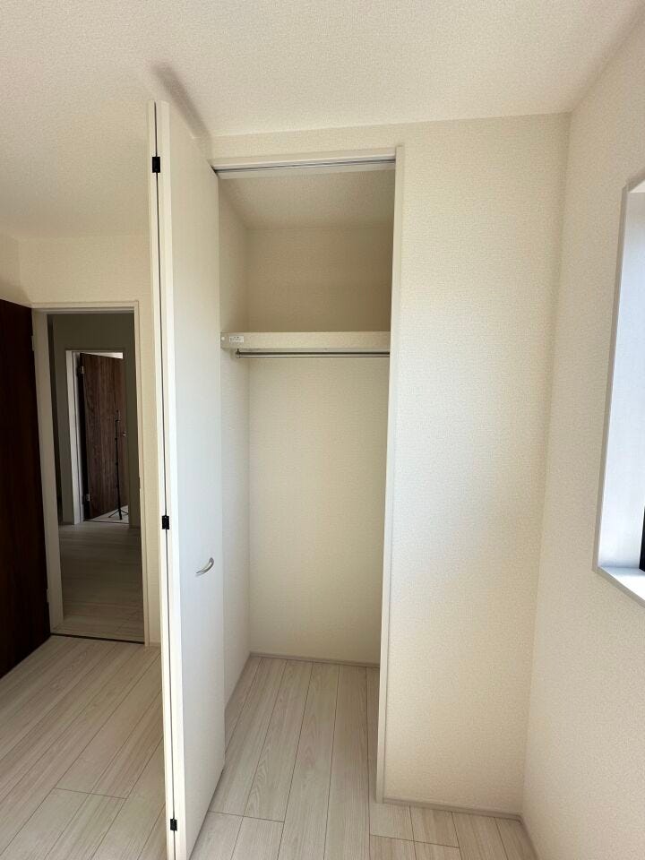 すべての洋室には、たっぷり収納できるクローゼットが設置してあります。