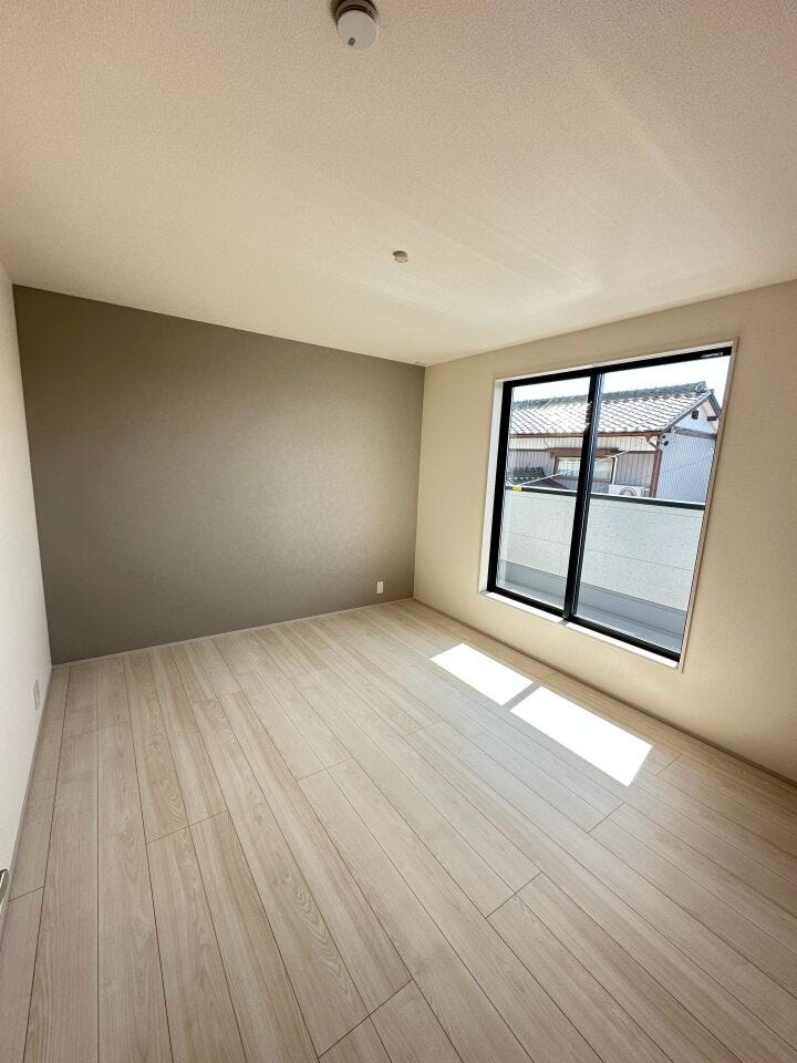 窓は遮熱断熱の複層ガラスを使用。断熱性能に優れ、夏の暑さや冬の寒さをやわらげます。