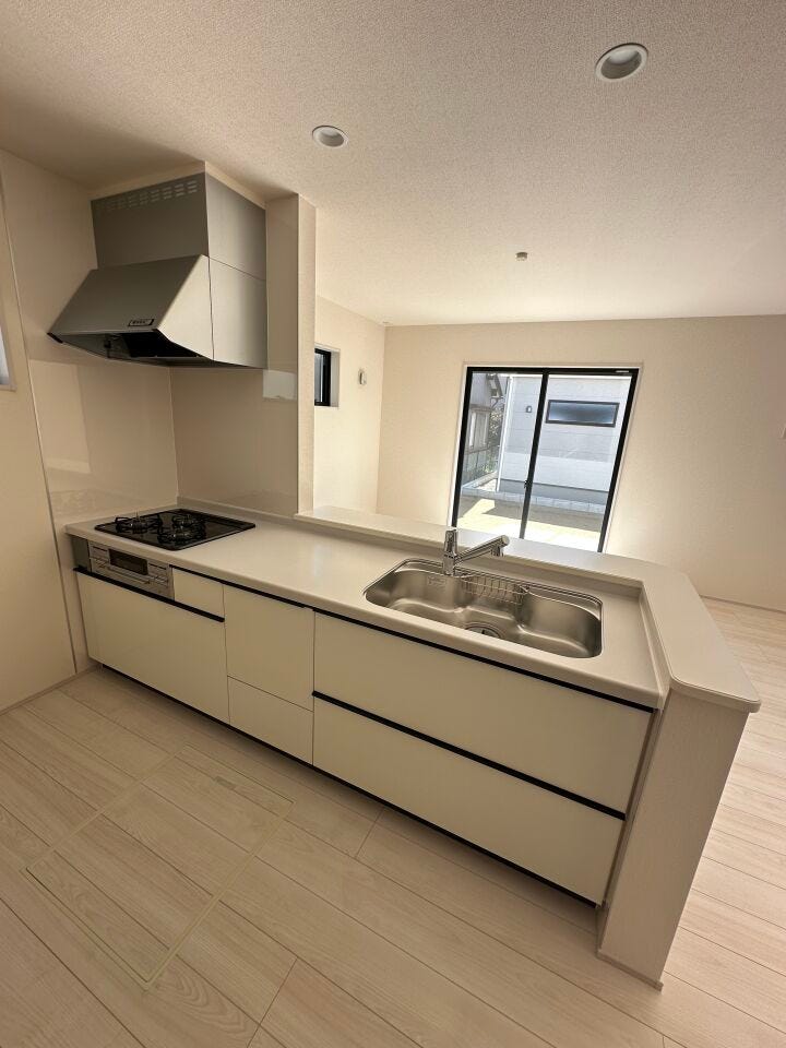 機能面や使いやすさを備えたシステムキッチンで原水・シャワー・浄水をひとつの水栓でスムーズに切り替えられ、とても便利な浄水器がついています。