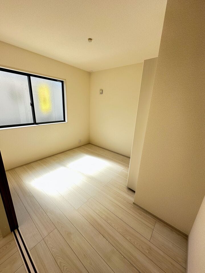 1階洋室。窓は遮熱断熱の複層ガラスを使用。断熱性能に優れ、夏の暑さや冬の寒さをやわらげます。