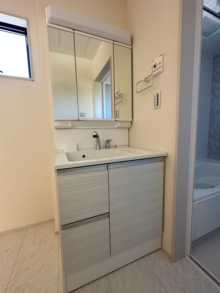 ボトル類や小物もサイドに収納でスッキリ、ワンタッチで切り替えOKのシャワーヘッドで便利です。