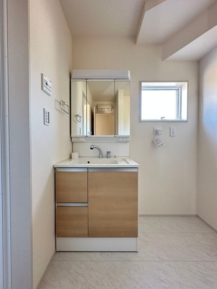 ボトル類や小物もサイドに収納でスッキリ、ワンタッチで切り替えOKのシャワーヘッドで便利です。