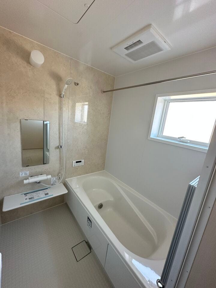 ゆったり入れる浴槽や、一坪サイズのゆとりの空間で床面に細かな排水溝を加工してあることで、乾きやすく、滑りにくく、汚れにくい仕様になっており、浴室換気乾燥暖房機も設置あり。