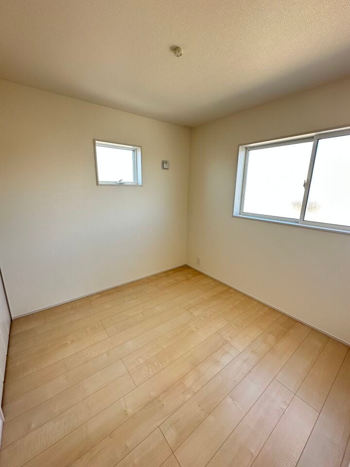 窓は遮熱断熱の複層ガラスを使用。断熱性能に優れ、夏の暑さや冬の寒さをやわらげます。