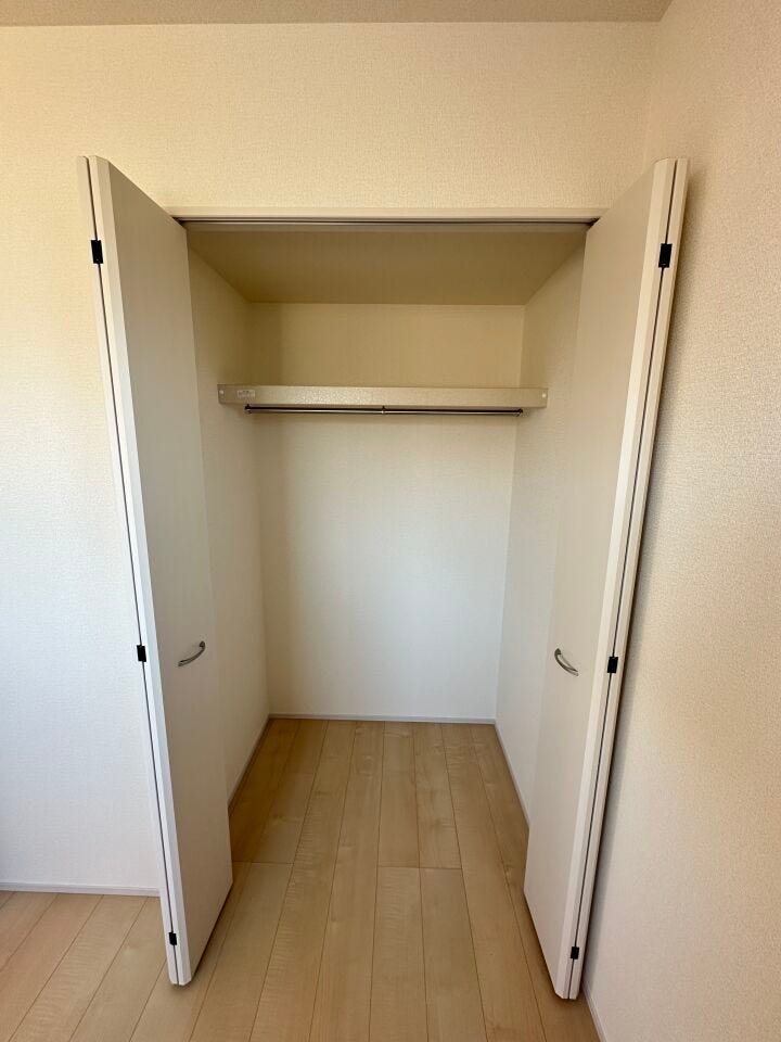 すべての洋室には、たっぷり収納できるクローゼットが設置してあります。