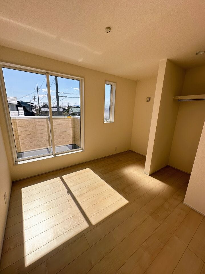 窓は遮熱断熱の複層ガラスを使用。断熱性能に優れ、夏の暑さや冬の寒さをやわらげます。