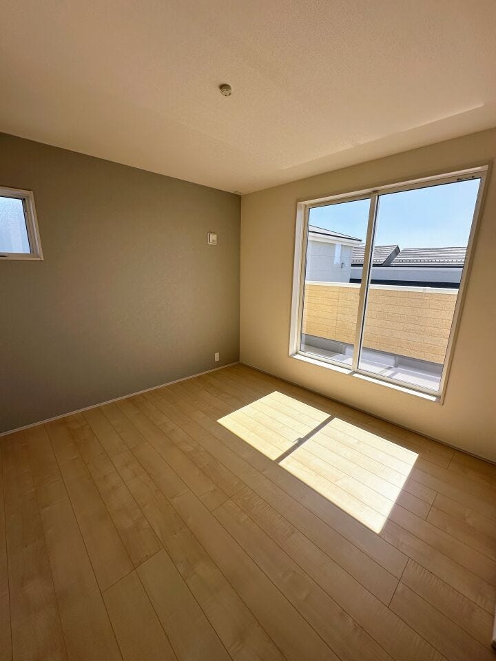 窓は遮熱断熱の複層ガラスを使用。断熱性能に優れ、夏の暑さや冬の寒さをやわらげます。