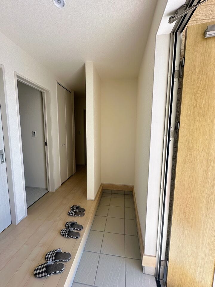 玄関横のたっぷり収納、棚も調整可能でベビーカーなども収納できて玄関内スッキリ。