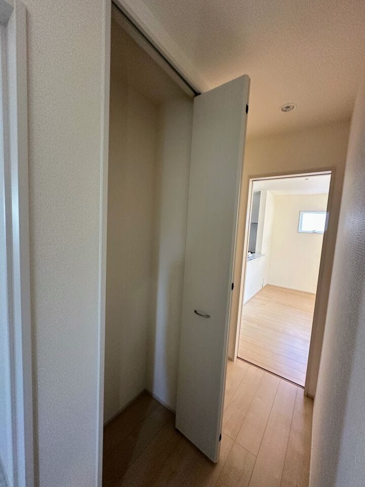 すべての洋室には、たっぷり収納できるクローゼットが設置してあります。