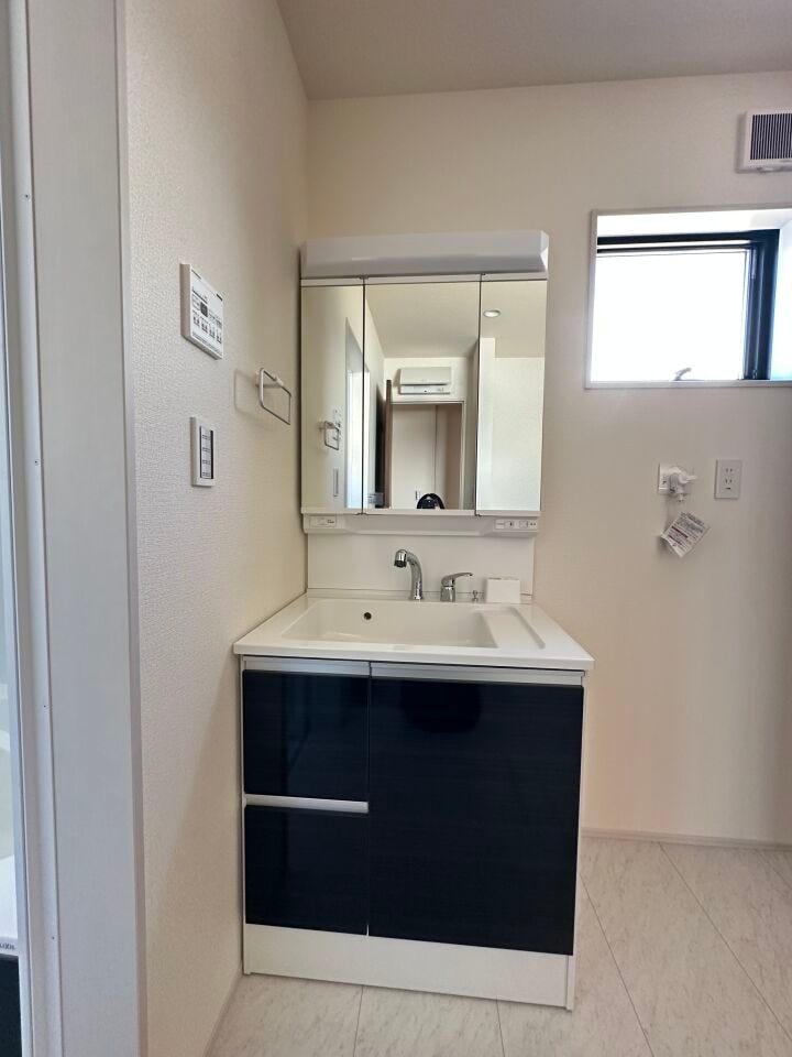 ボトル類や小物もサイドに収納でスッキリ、ワンタッチで切り替えOKのシャワーヘッドで便利です。