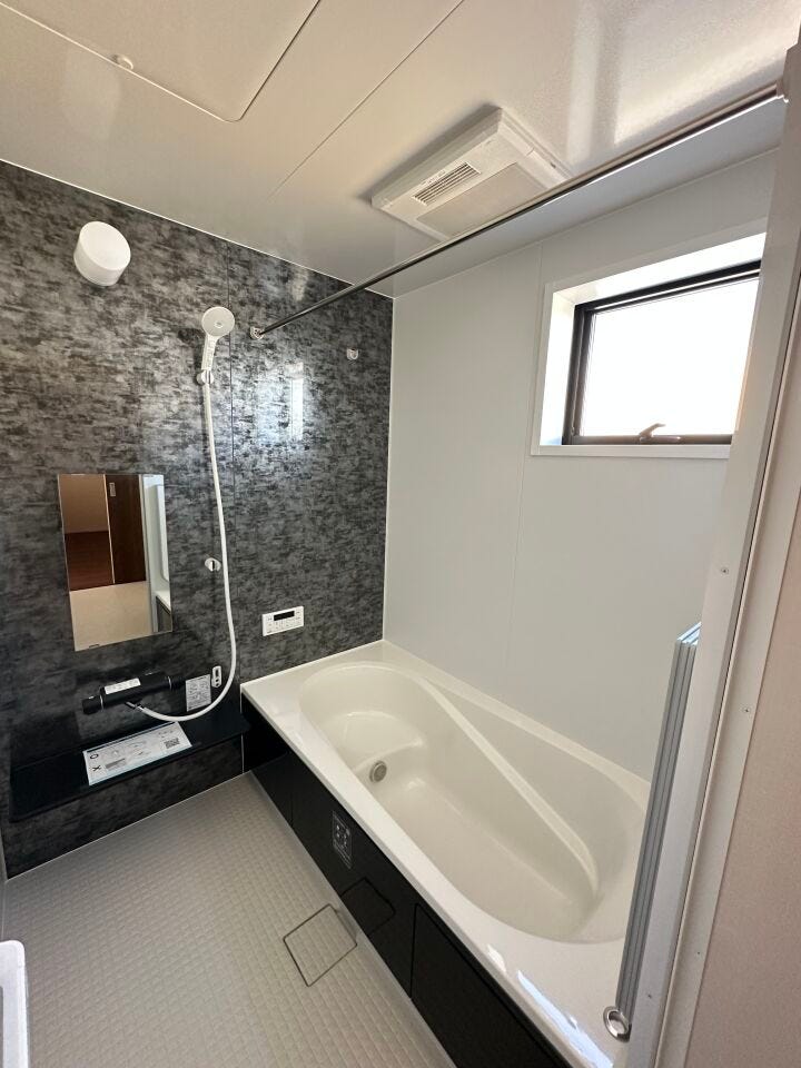 ゆったり入れる浴槽や、一坪サイズのゆとりの空間で床面に細かな排水溝を加工してあることで、乾きやすく、滑りにくく、汚れにくい仕様になっており、浴室換気乾燥暖房機も設置あり。