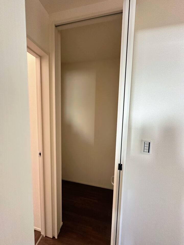 すべての洋室には、たっぷり収納できるクローゼットが設置してあります。