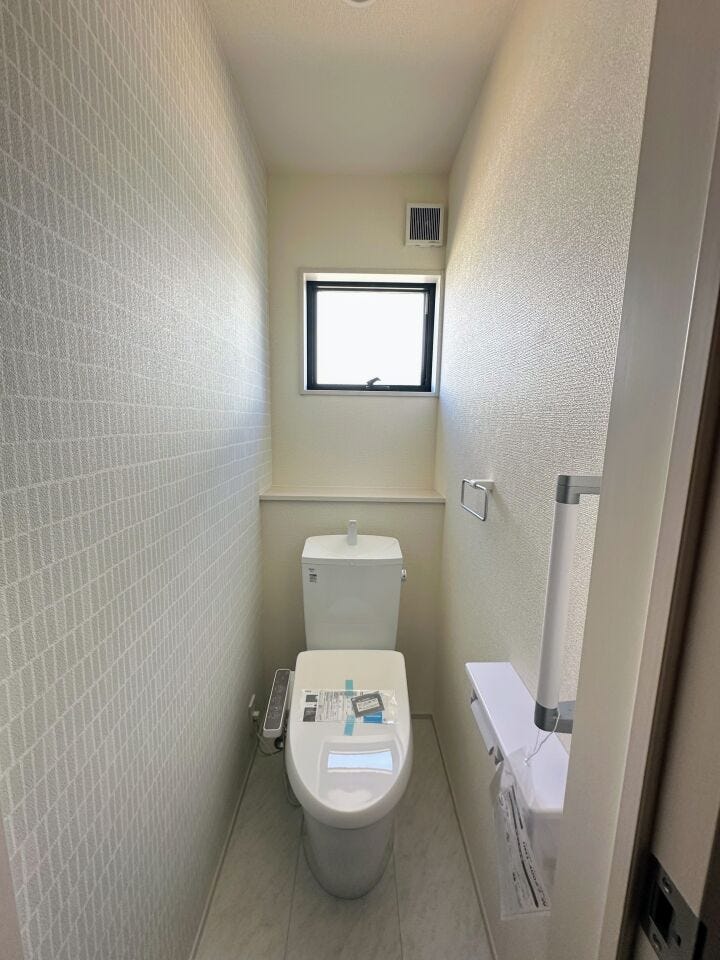 節水省エネ仕様の暖房便座付きシャワートイレ。