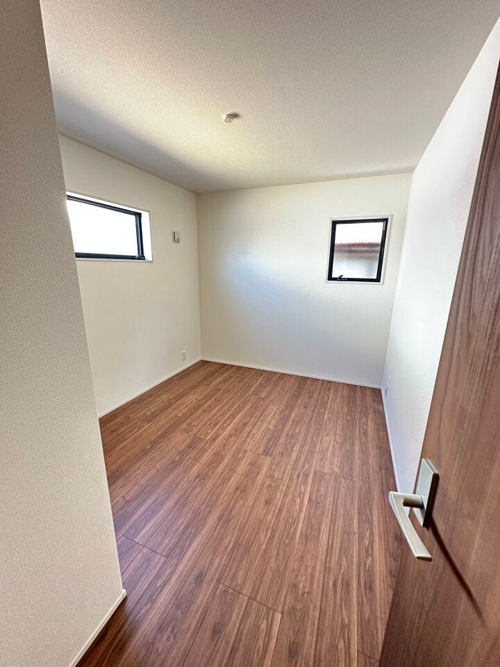 窓は遮熱断熱の複層ガラスを使用。断熱性能に優れ、夏の暑さや冬の寒さをやわらげます。