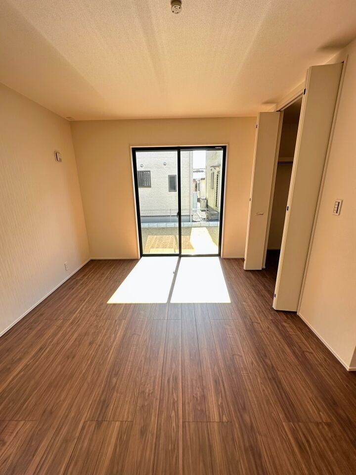 窓は遮熱断熱の複層ガラスを使用。断熱性能に優れ、夏の暑さや冬の寒さをやわらげます。