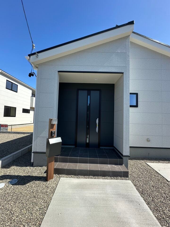 オシャレなエントランスでお客様をお迎えできます。ポスト・インターホンが設置してあります。