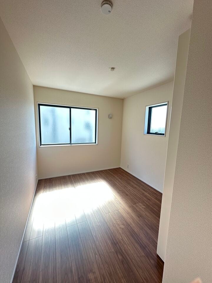 窓は遮熱断熱の複層ガラスを使用。断熱性能に優れ、夏の暑さや冬の寒さをやわらげます。