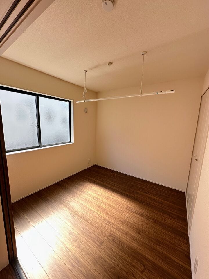 窓は遮熱断熱の複層ガラスを使用。断熱性能に優れ、夏の暑さや冬の寒さをやわらげます。