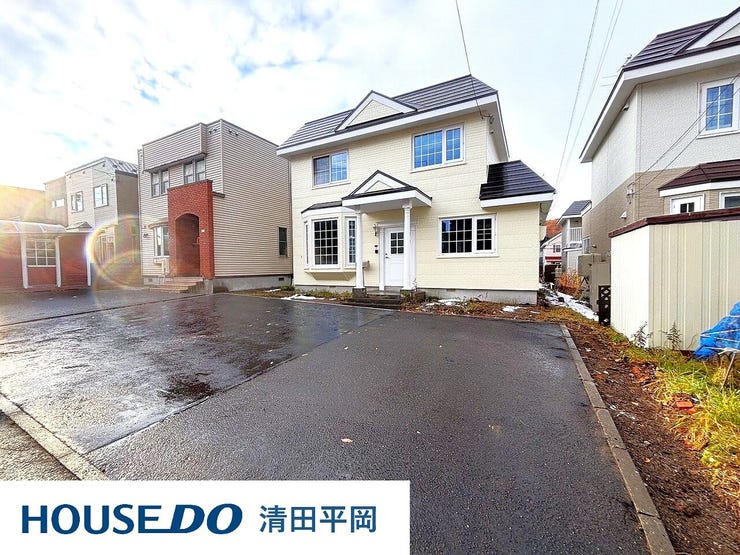 【外観】
南東向きで日当たり良好の外観。前面道路はゆったり幅8mで車の出し入れも安心です。2025年11月に外装リフォーム完了予定で、きれいな状態でお迎えします。