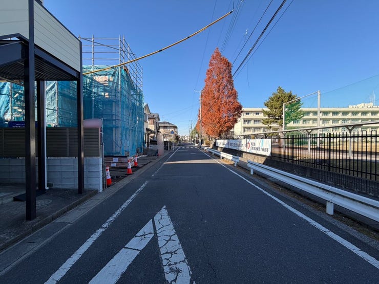 前面道路幅員約6m!車の出し入れも比較的楽です!