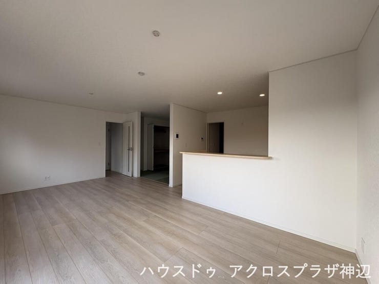 【LDK18帖】対面キッチンなのでダイニングテーブルで宿題をするお子様の様子を見ながらお夕飯の支度ができます。配膳もしやすく、家族で協力して家事ができます。(2号棟)