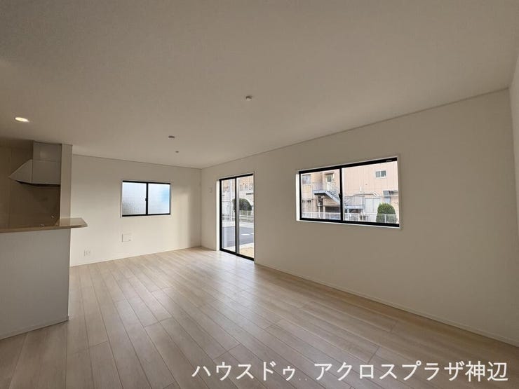 【LDK18帖】南向きに大きな窓のあるLDKは家族が集まる憩いの空間(2号棟)