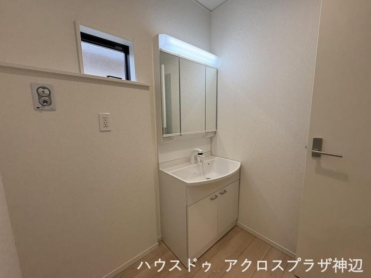 【洗面所】三面鏡付きの洗面化粧台で、朝の身支度もスムーズに。洗面室には窓があり、湿気の気になる場所も、気軽に空気の入れ替えが可能です
