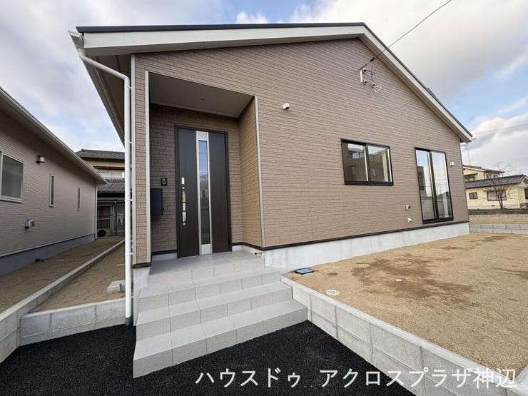 【外観】
【外観】キャメル色のおしゃれな外観の平屋建て。庭付きで駐車場は並列3台駐車可能(2号棟)