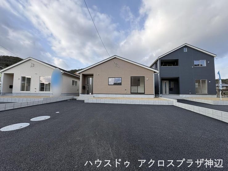 【駐車場】並列3台駐車可能。幅員約6mの前面道路は車の出し入れがしやくす、運転が苦手な方や大きなファミリーカーも駐車しやすいです。(2号棟)