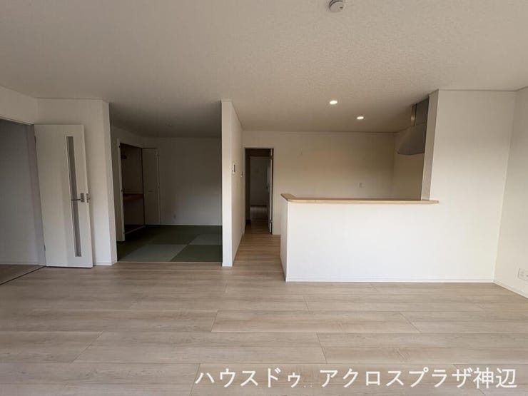 【LDK18帖】家族でゆったりくつろげる、18帖の広々LDK(2号棟)。大きな窓からたくさん光が差し込みます