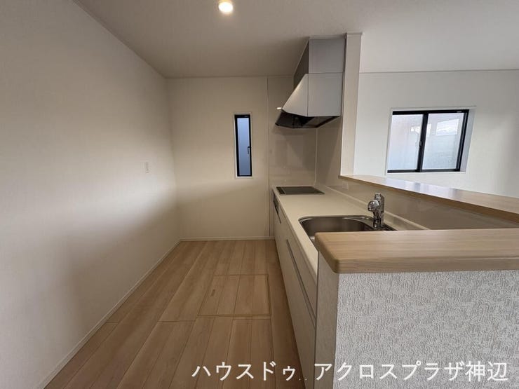 【キッチン】カップボードを置いても十分な広さが取れるキッチンには家事用品だけでなく、子育てに関する管理グッズやプリント管理用の棚なども設置可能な広さです。(2号棟)