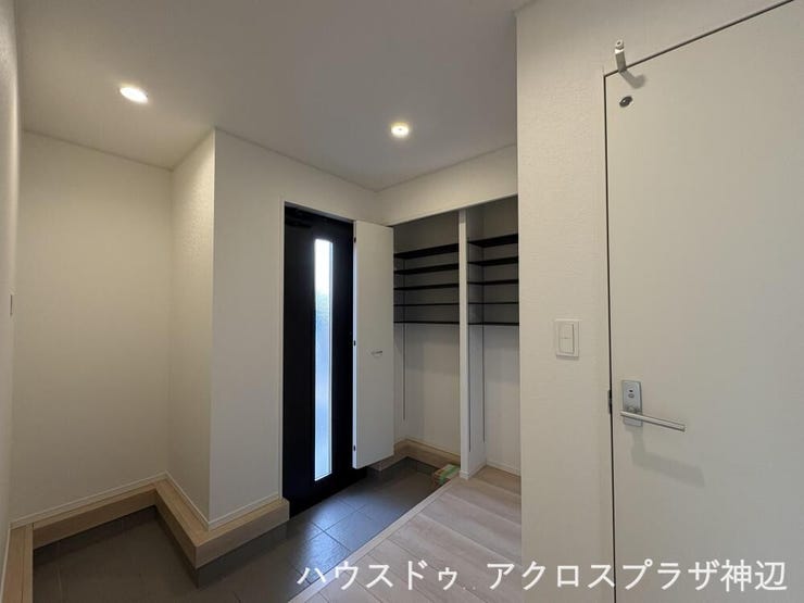 【玄関】大きなシューズボックスは収納たっぷりでお出かけ間に持っていきたいハンカチやティッシュなどの小物から傘立ての収納も可能です。(2号棟)